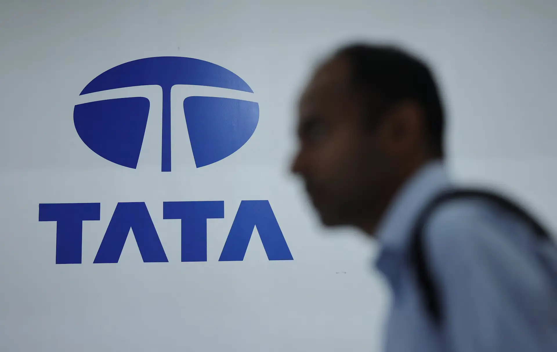 Η Tata με τη βία στο χρηματιστήριο
