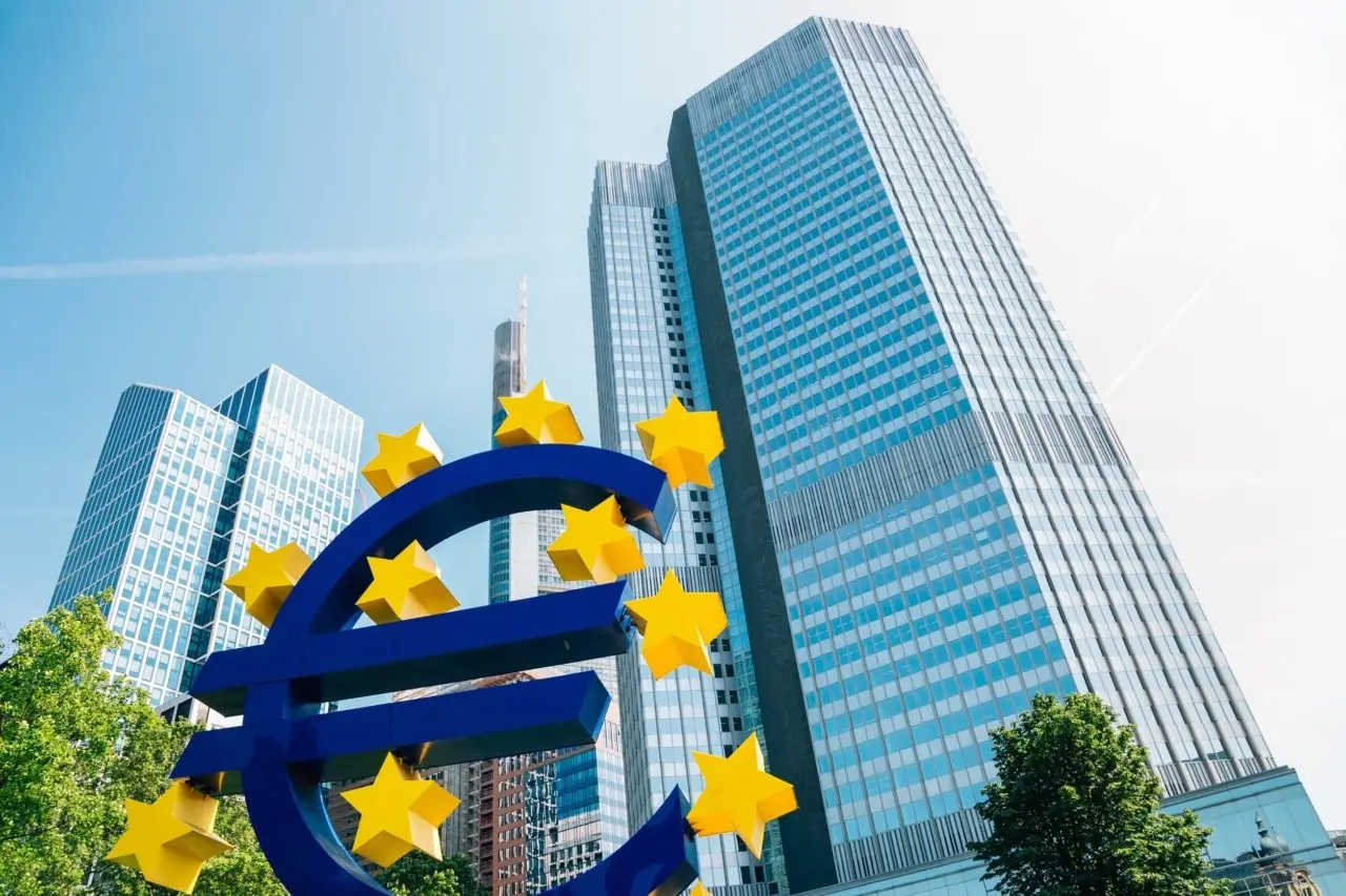 Δημοσκόπηση Bloomberg: «Παύση» τον Ιούλιο και τελευταία αύξηση επιτοκίων τον Σεπτέμβριο από την ΕΚΤ – Πότε θα αρχίσει η μείωση