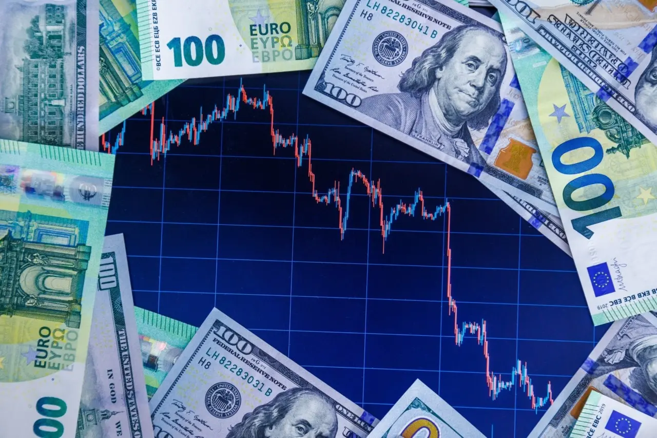 Τα νομίσματα κινούνται σε στενό εύρος εν μέσω θερινής νωθρότητας στις αγορές