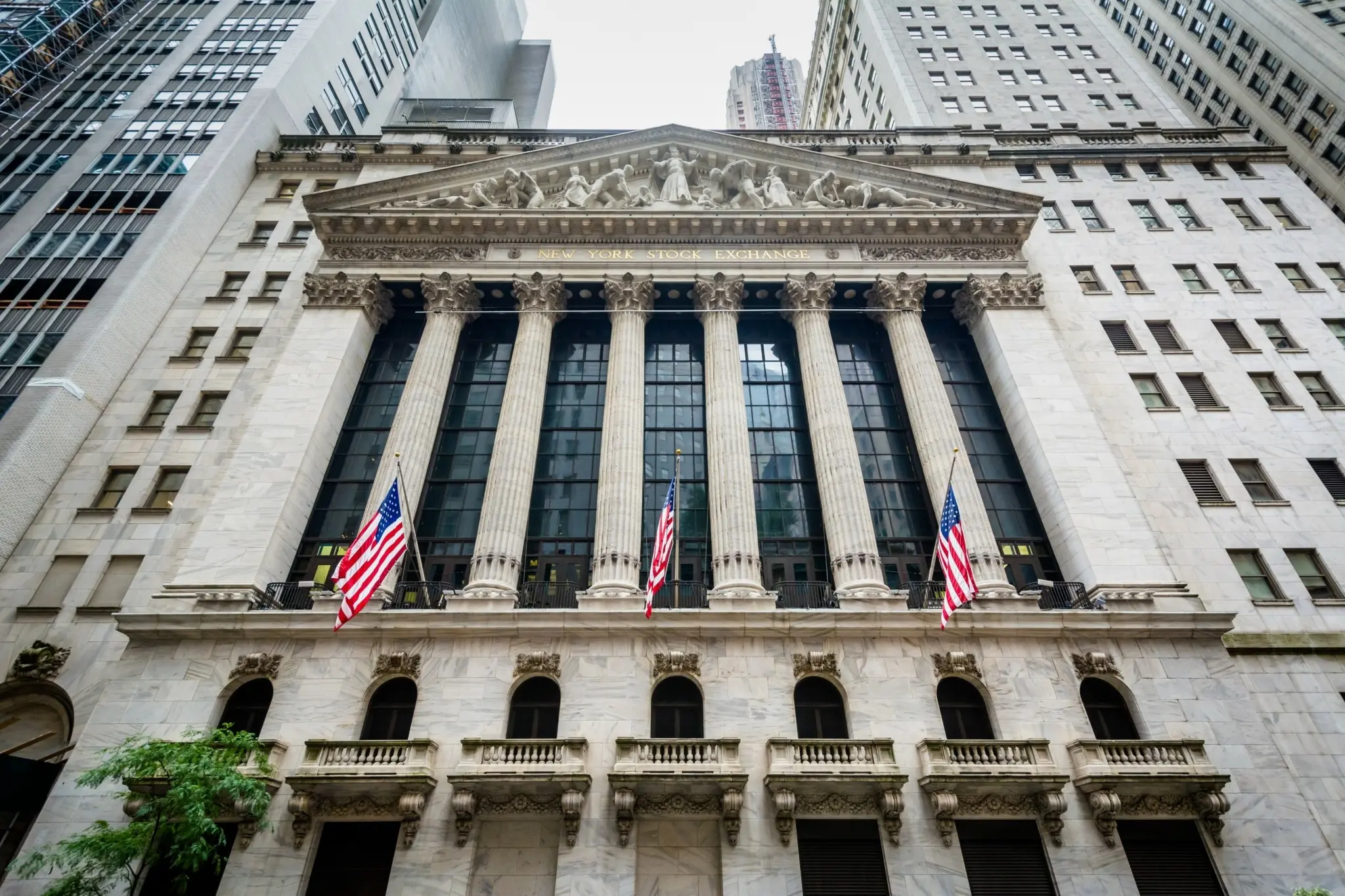 Wall Street: Αντιστέκεται στις γεωπολιτικές πιέσεις με το βλέμμα στη Fed