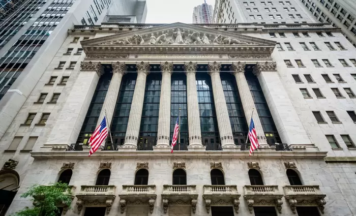 Wall Street: Αντιστέκεται στις γεωπολιτικές πιέσεις με το βλέμμα στη Fed