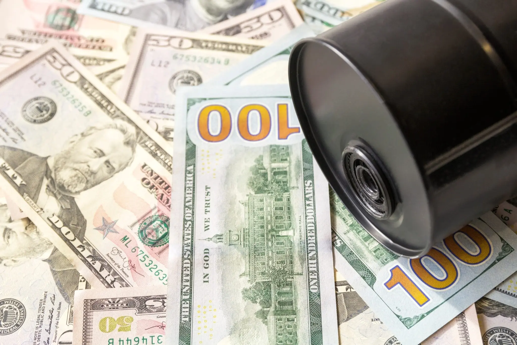 Στη «μέγγενη» του πετρελαίου παραμένει παγιδευμένη η αγορά ομολόγων