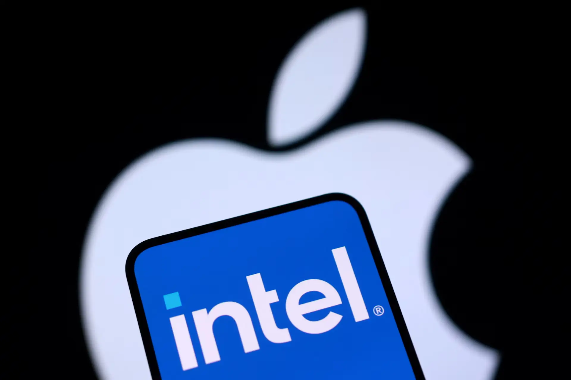 Intel: Άλμα 9% για τη μετοχή μετά τη συμφωνία με την Apple για chip στις ΗΠΑ
