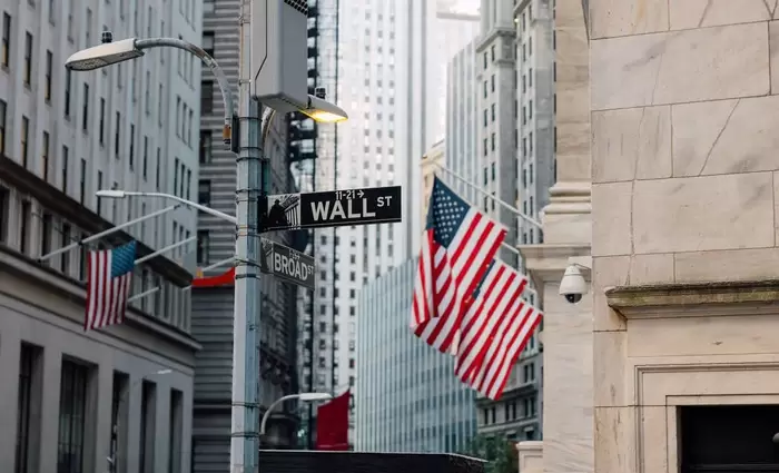 Wall Street: Δυναμικό rebound με φόντο τη συμφωνία ΗΠΑ-Ιράν και το ράλι της Intel