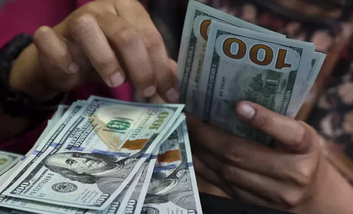Δολάριο: Τα hedge funds ποντάρουν σε νέα άνοδο μετά το σήμα της Fed για υψηλότερα επιτόκια