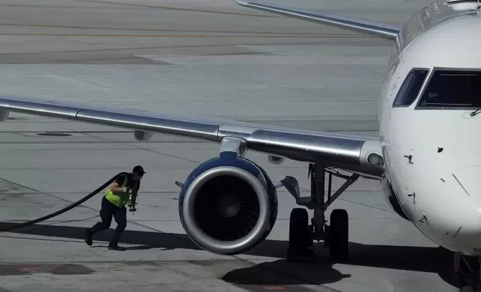 Η «φωτιά» στα καύσιμα φέρνει «αναταράξεις» στα αεροπορικά ταξίδια