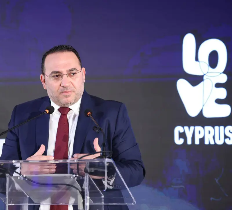 Νότα αισιοδοξίας από Κουμή για αφίξεις – Βλέπει σταδιακή ανάκαμψη των τουριστικών ροών