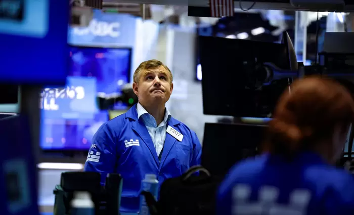 Wall Street: «Ανάσα» μετά την παρέμβαση στα αμερικανικά ομόλογα – Ράλι 90% για τη Moderna