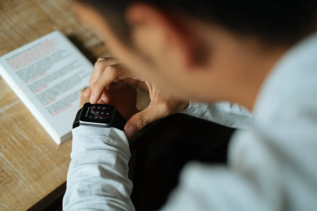 Στα $64 δισ. μέχρι το 2030 τα έσοδα από smartwatches