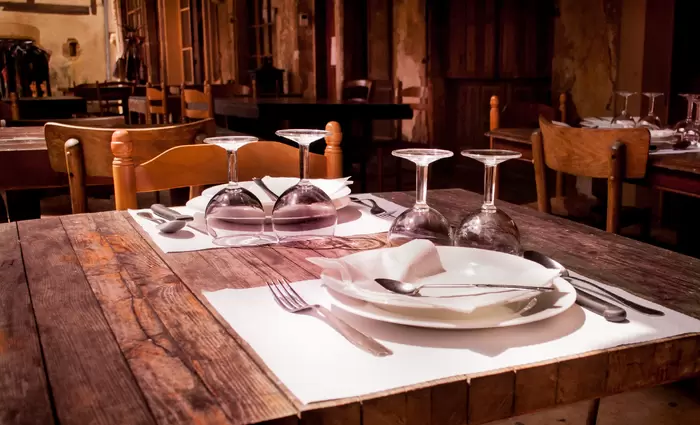 Κλείνουν ταβέρνες και κέντρα αναψυχής διαμαρτυρόμενοι για τα μέτρα