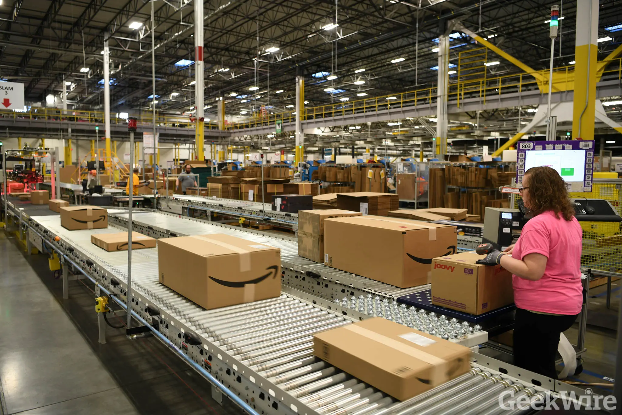Amazon: «Ασφυξία» λόγω έλλειψης αποθηκευτικών χώρων και εργαζομένων