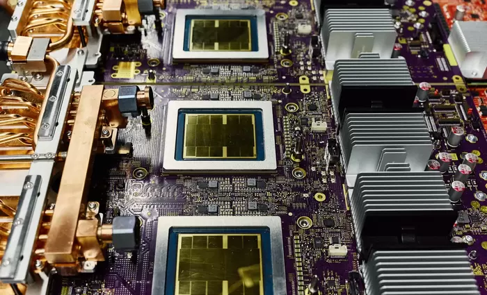 AI chips: Η Google αλλάζει το παιχνίδι με νέα γενιά επεξεργαστών και βάζει στο στόχαστρο την Nvidia