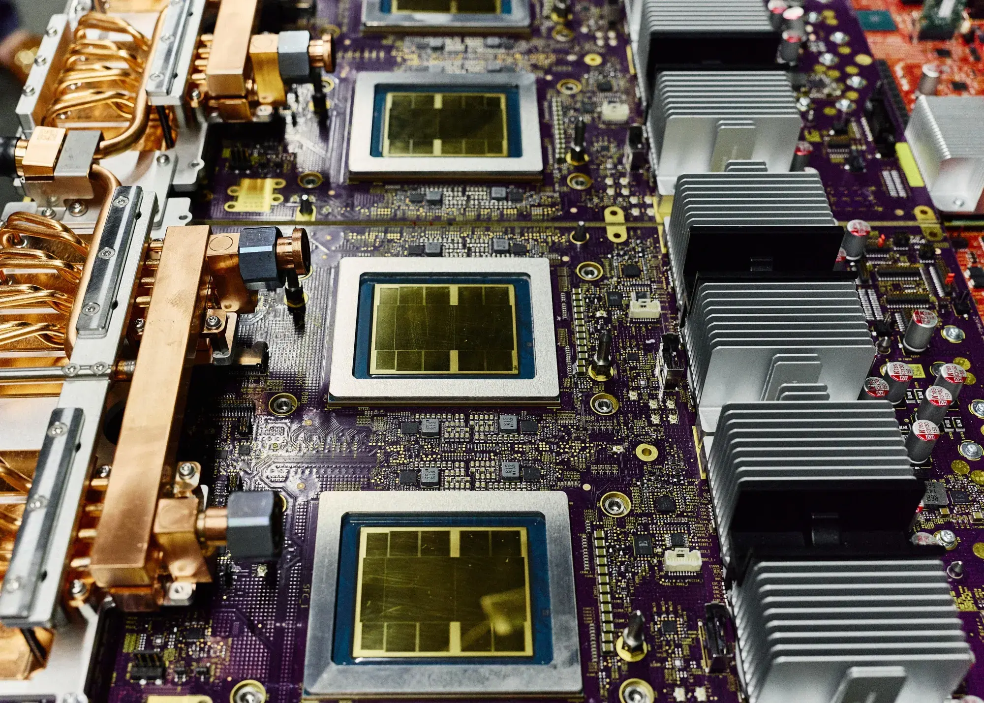 AI chips: Η Google αλλάζει το παιχνίδι με νέα γενιά επεξεργαστών και βάζει στο στόχαστρο την Nvidia