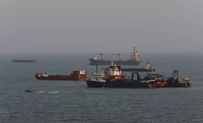 Ορμούζ: Από 140 πλοία την ημέρα μόλις 9 – Νέα πτώση διελεύσεων και στο Μπαμπ ελ-Μαντέμπ