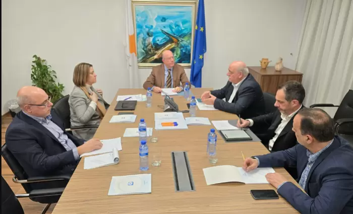 Στο επίκεντρο οικονομία, εκποιήσεις, αφθώδης πυρετός και συνέπειες του πολέμου στη συνάντηση ΥΠΟΙΚ - ΕΔΕΚ