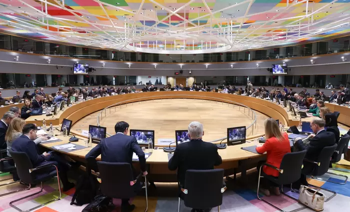 Σύνοδος Κορυφής ΕΕ: Στοχευμένα προσωρινά μέτρα για καύσιμα και ρεύμα ζητούν οι «27» από την Κομισιόν