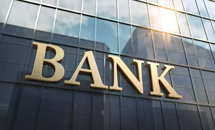 FT: Σχέδιο της Κομισιόν για χαλάρωση των κανόνων για τις ευρωπαϊκές τράπεζες