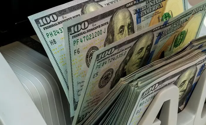 Πώς το δολάριο απειλείται από την απόφαση για επαναγορές αμερικανικών ομολόγων