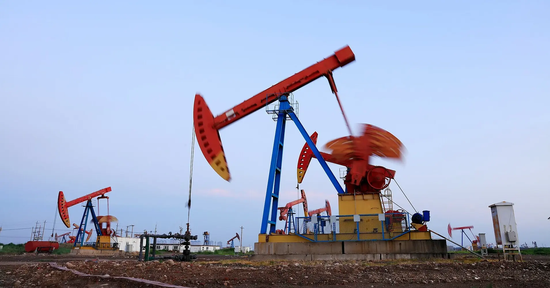Πετρέλαιο: Πάνω από τα $93 το Brent με άλμα 6% στην εβδομάδα – «Καύσιμο» στο ράλι η D-Day Τραμπ κατά του Ιράν