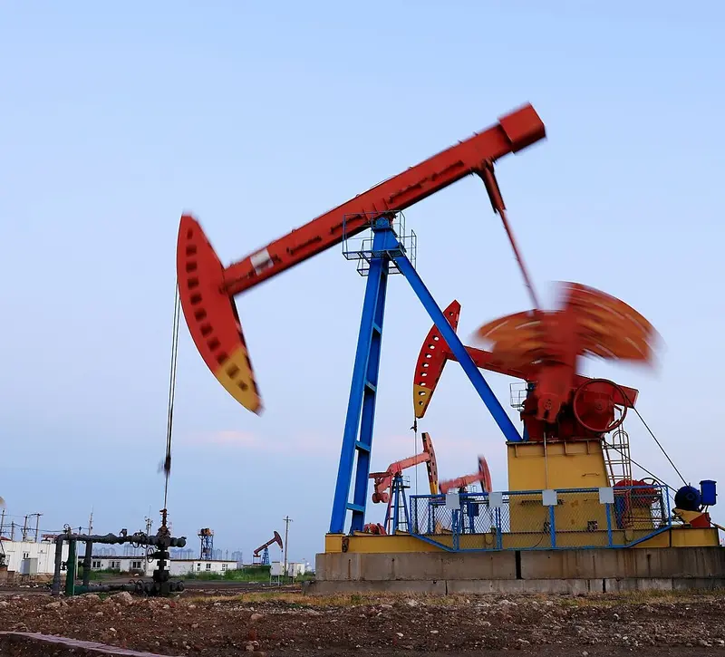 Πετρέλαιο: Πάνω από τα $93 το Brent με άλμα 6% στην εβδομάδα – «Καύσιμο» στο ράλι η D-Day Τραμπ κατά του Ιράν