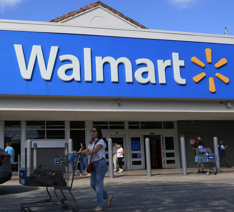 Walmart: Ανθεκτικές πωλήσεις αλλά και «καμπανάκι» για το κόστος των καυσίμων λόγω Ιράν