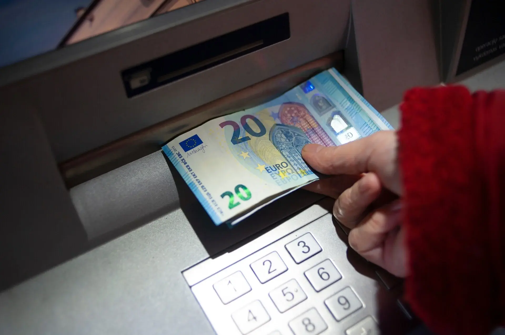 Αγχωμένοι οι Ευρωπαίοι βάζουν μετρητά στην άκρη λόγω πυρκαγιών και λοιπών καταστροφών