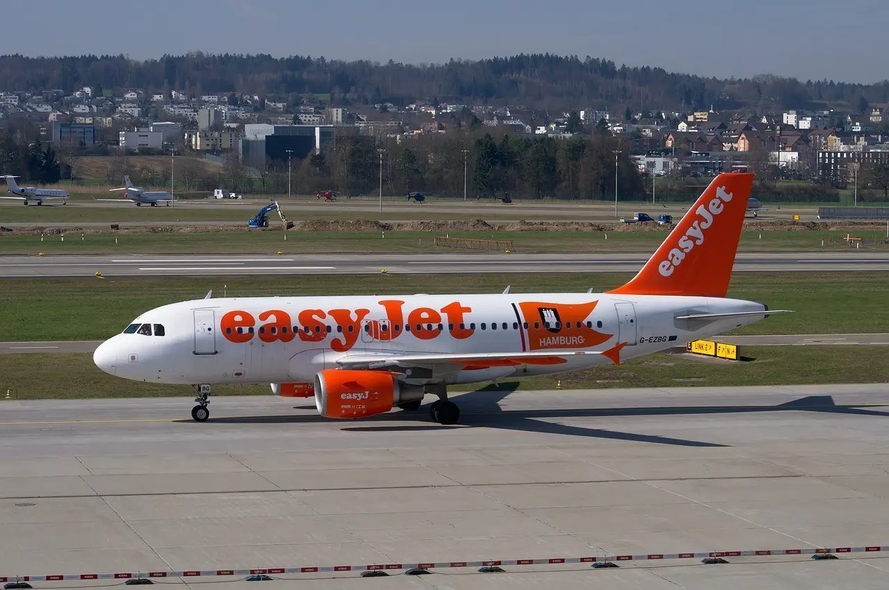 Η EasyJet βλέπει πτώση στις πωλήσεις του καλοκαιριού - Στα £25 εκατ. το κόστος καυσίμων μόνο τον Μάρτιο