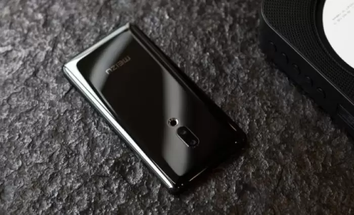 Αυτό είναι το πρώτο smartphone χωρίς πλήκτρα και με ασύρματη φόρτιση  (pics)