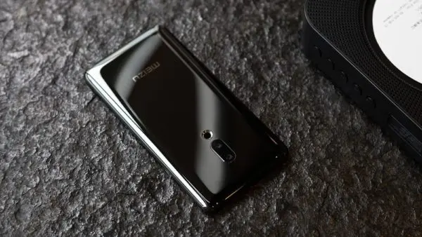 Αυτό είναι το πρώτο smartphone χωρίς πλήκτρα και με ασύρματη φόρτιση  (pics)
