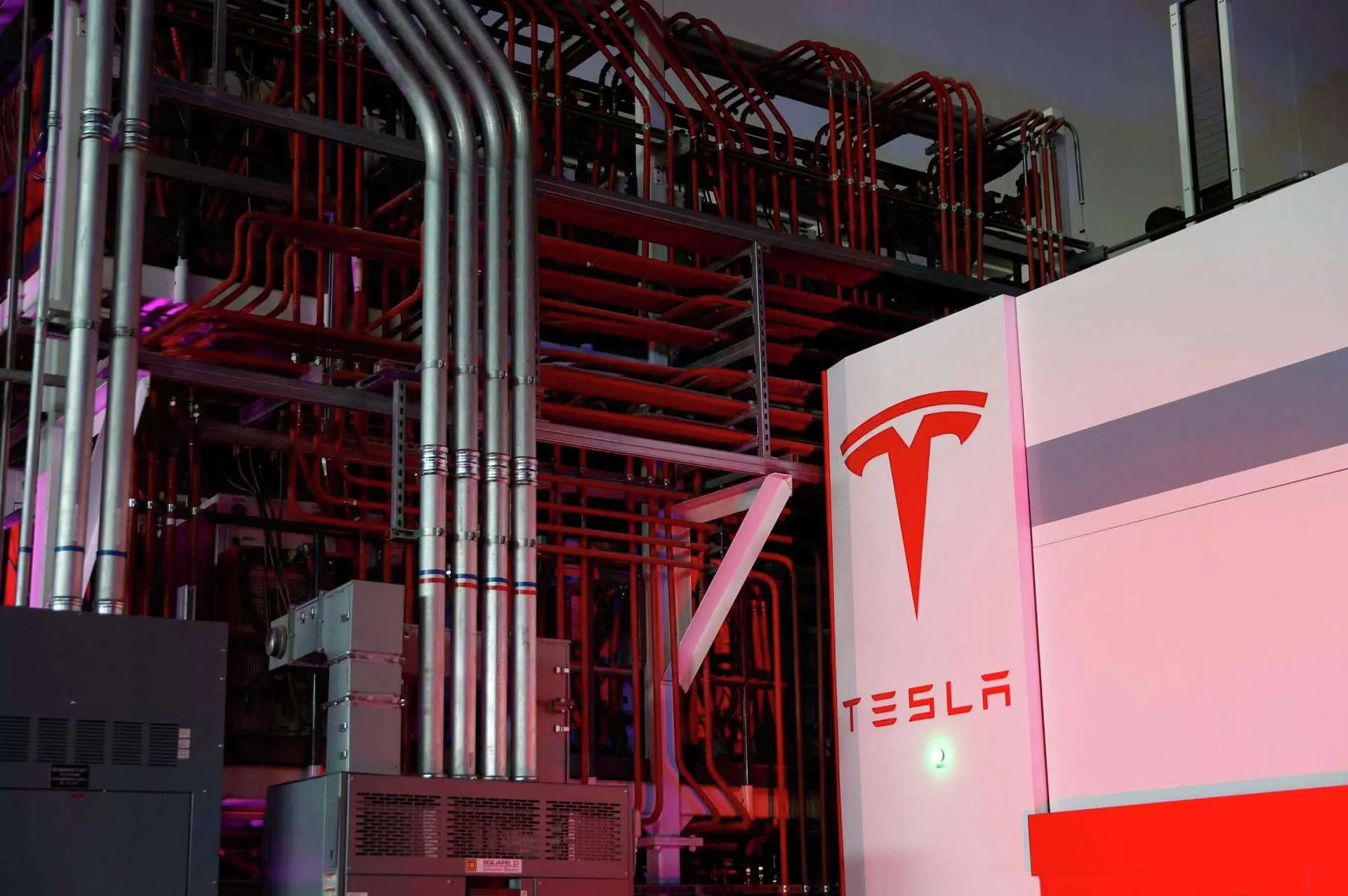 Tesla: Κέρδη πάνω από τις προβλέψεις και έσοδα 28 δισ. δολαρίων – Πτώση 3% στις πωλήσεις αυτοκινήτων