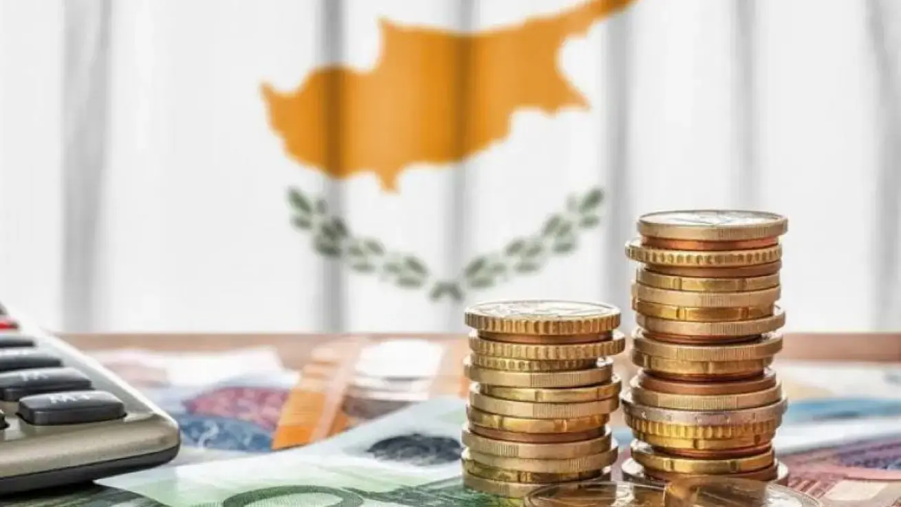 Πλεόνασμα  €1.24 δισ. το 2025 - Στο 55% του ΑΕΠ το δημόσιο χρέος, από τις μεγαλύτερες μειώσεις στην ΕΕ