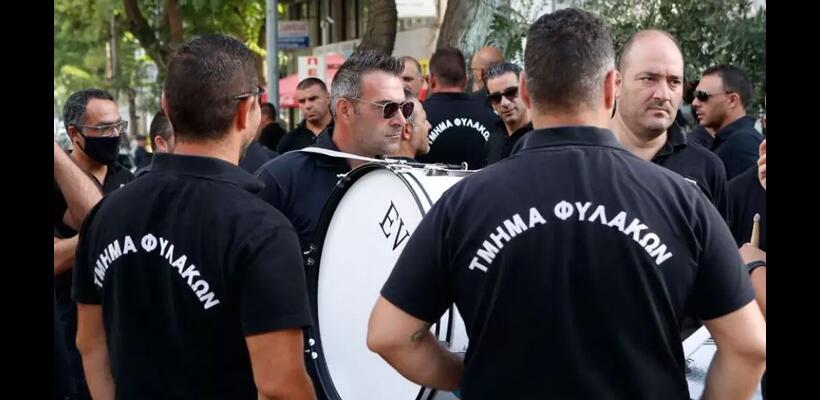 Δεσμοφύλακες της «Ισότητας» σε 24ωρη απεργία έξω από το Υπ. Δικαιοσύνης