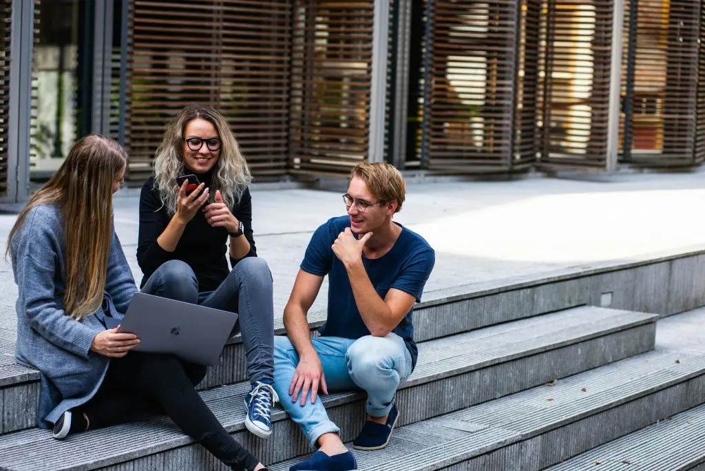 Deloitte: GenZ & Millennials επιδιώκουν την πρόοδο με τους δικούς τους όρους – Ποια η εικόνα στην Ελλάδα
