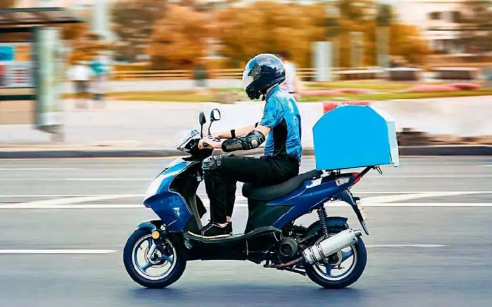 Διακόπτονται υπαίθριες εργασίες και διανομές με δίκυκλα λόγω καύσωνα