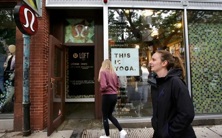 Lululemon: Σε κατακόρυφη πτώση οι μετοχές – Δεν έπεισε η επιλογή νέας CEO