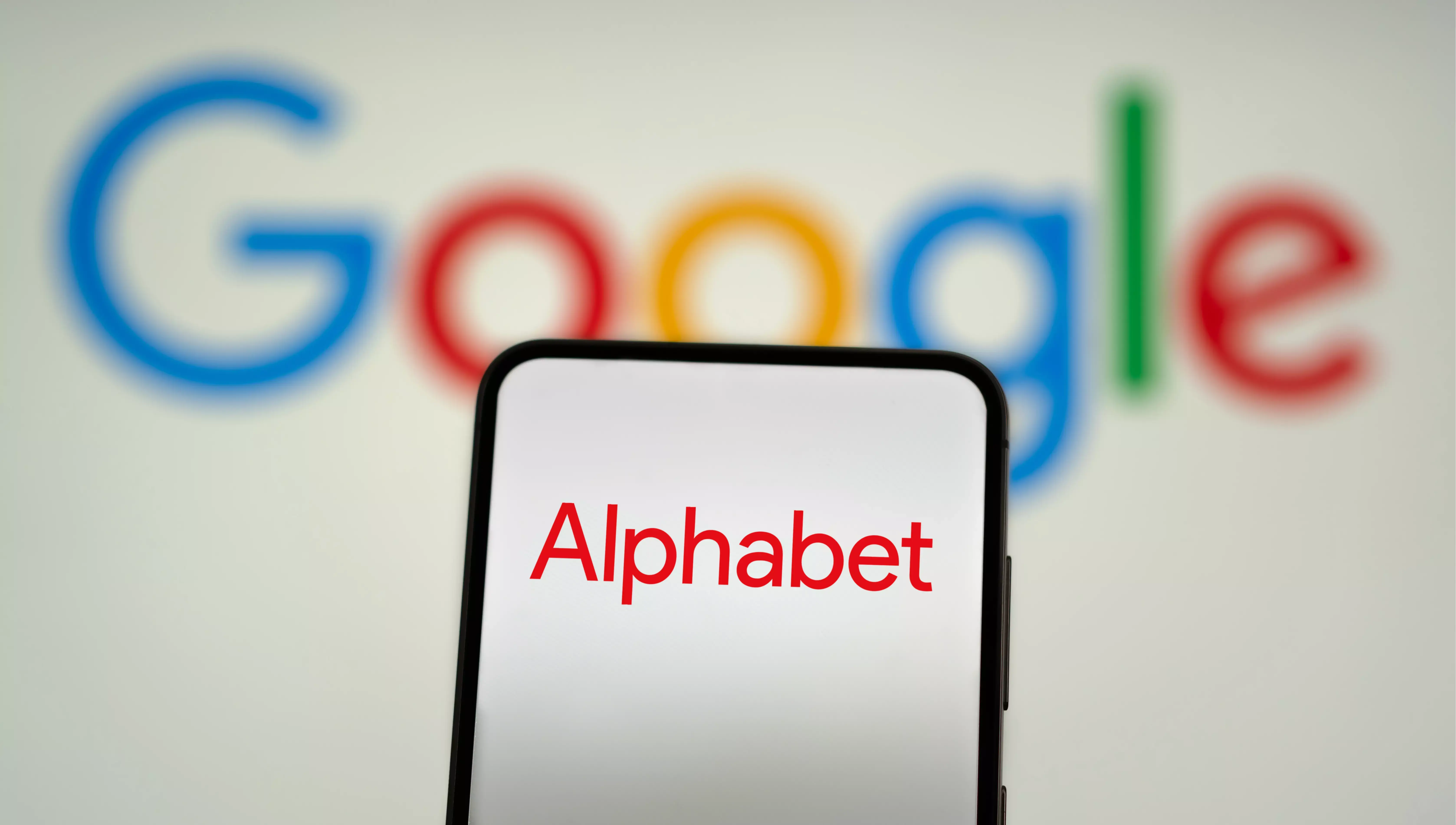 Alphabet: Εκτίναξη 82% στο Google Cloud, αλλά προβληματισμός για τις δαπάνες στην τεχνητή νοημοσύνη