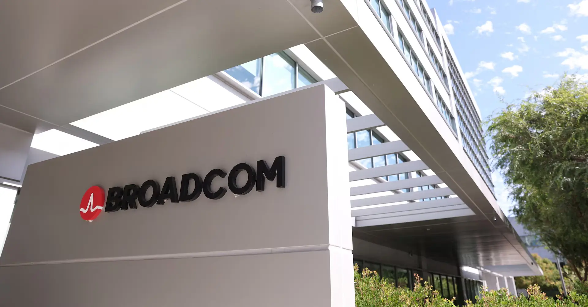 Broadcom: Στήνει χρηματοδότηση $60 δισ. για τα chips της Anthropic