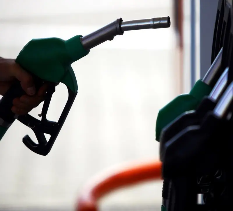 Από τα μεσάνυχτα του Σαββάτου τελικά η μείωση του φόρου στα καύσιμα – Τι είπε στη Βουλή το ΥΠΟΙΚ