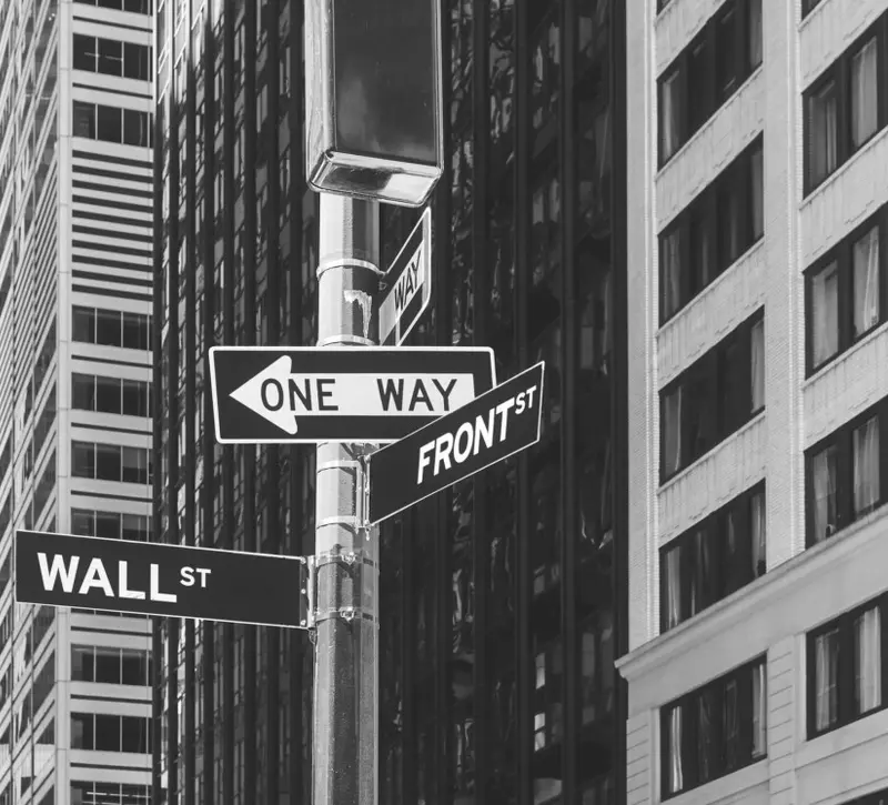 Wall Street: Απότομη αλλαγή σκηνικού και ισχυρές απώλειες μετά το διάγγελμα Τραμπ