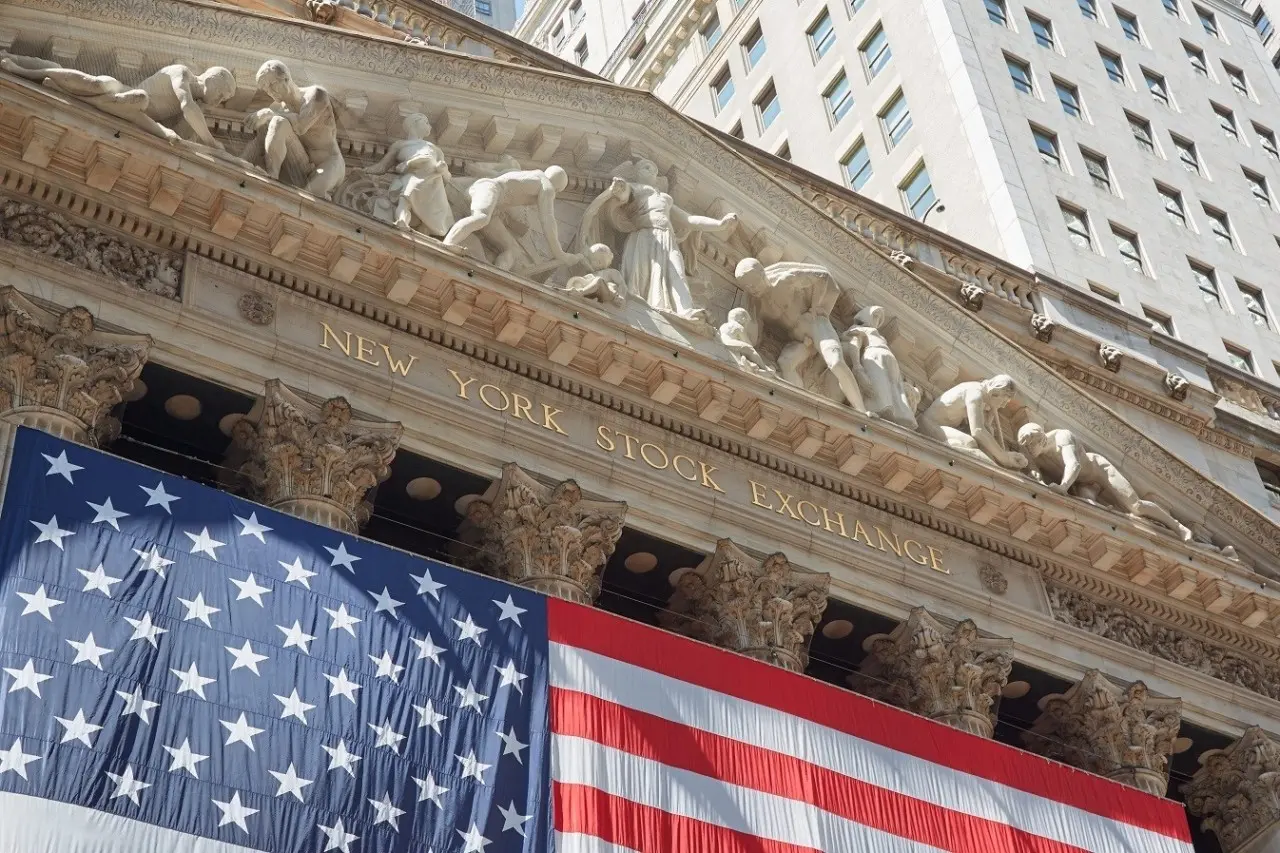 Wall Street: Κέρδη μετά τα αδύναμα στοιχεία για την απασχόληση – Υποχωρούν οι αποδόσεις των ομολόγων