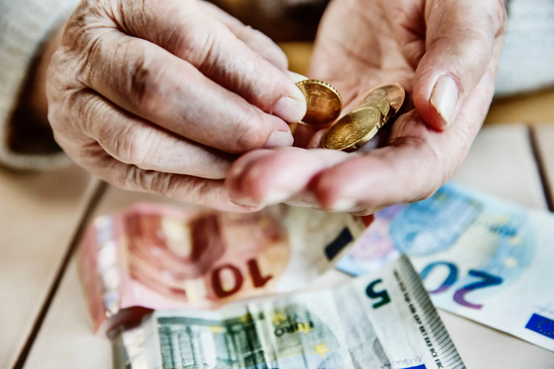«Λίφτινγκ» και στη μικρή επιταγή με τη μεταρρύθμιση – Τα δύο σενάρια για το επίδομα χαμηλοσυνταξιούχων