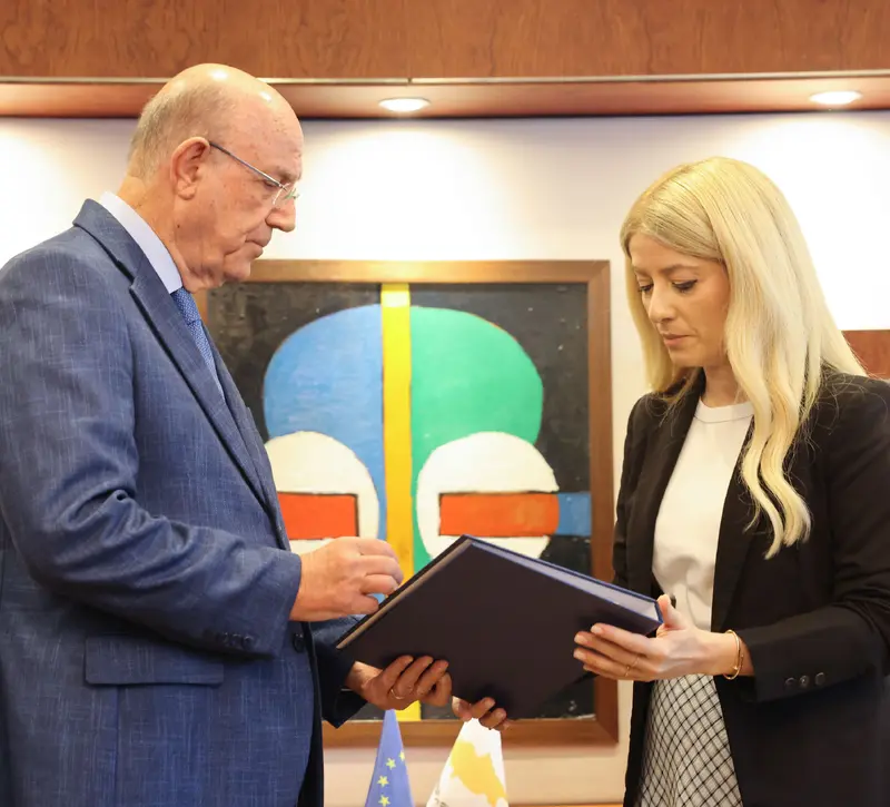 Παρέδωσε τον προϋπολογισμό 2027 ο ΥΠΟΙΚ – «Στόχος μας να θωρακίσουμε οικονομία και κοινωνία»