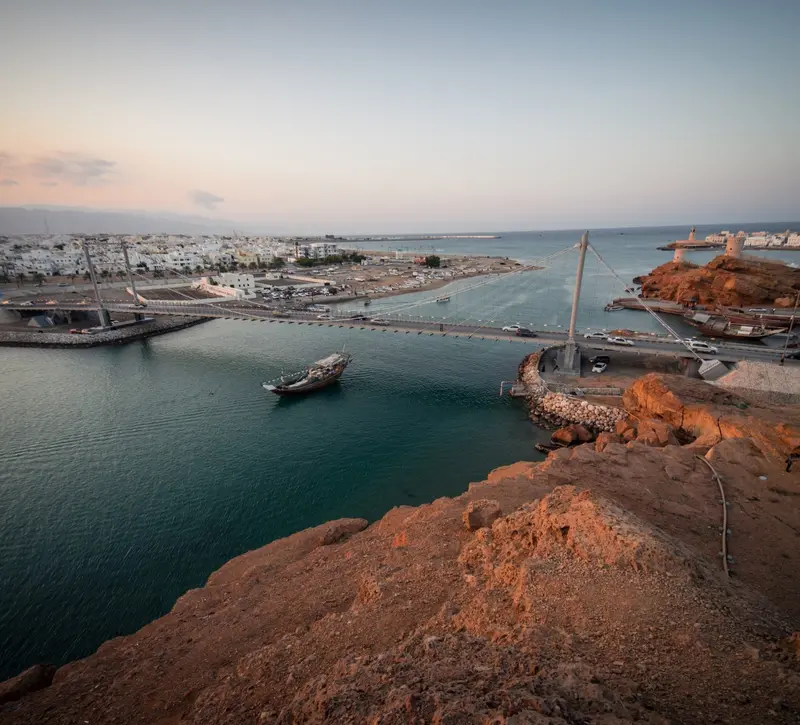 Αδιέξοδο στα Στενά του Ορμούζ: 20.000 ναυτικοί εγκλωβισμένοι και «διπλός έλεγχος» στη ναυσιπλοΐα