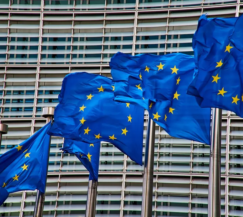 Economist: Πώς η γραφειοκρατία φρενάρει την ΕΕ – Γιατί οι Βρυξέλλες δυσκολεύονται να συμβαδίσουν με τις παγκόσμιες εξελίξεις