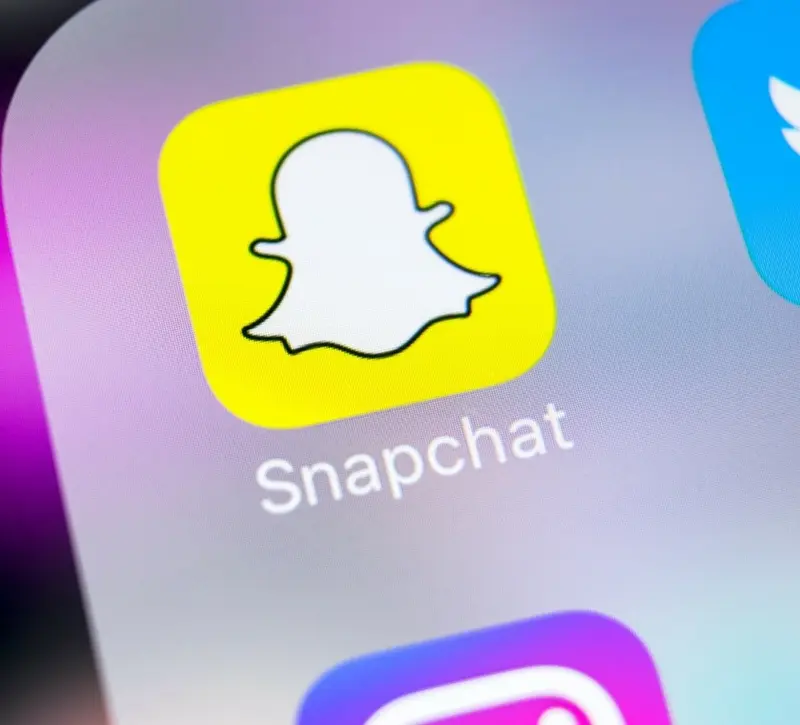 Στο στόχαστρο της Κομισιόν Snapchat, Pornhub και άλλες πλατφόρμες – Στο επίκεντρο η έκθεση ανηλίκων