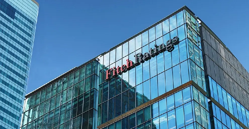 Τα εύσημα Fitch για την οικονομία και προειδοποιήσεις για ευνοϊκές συνθήκες που υποχωρούν