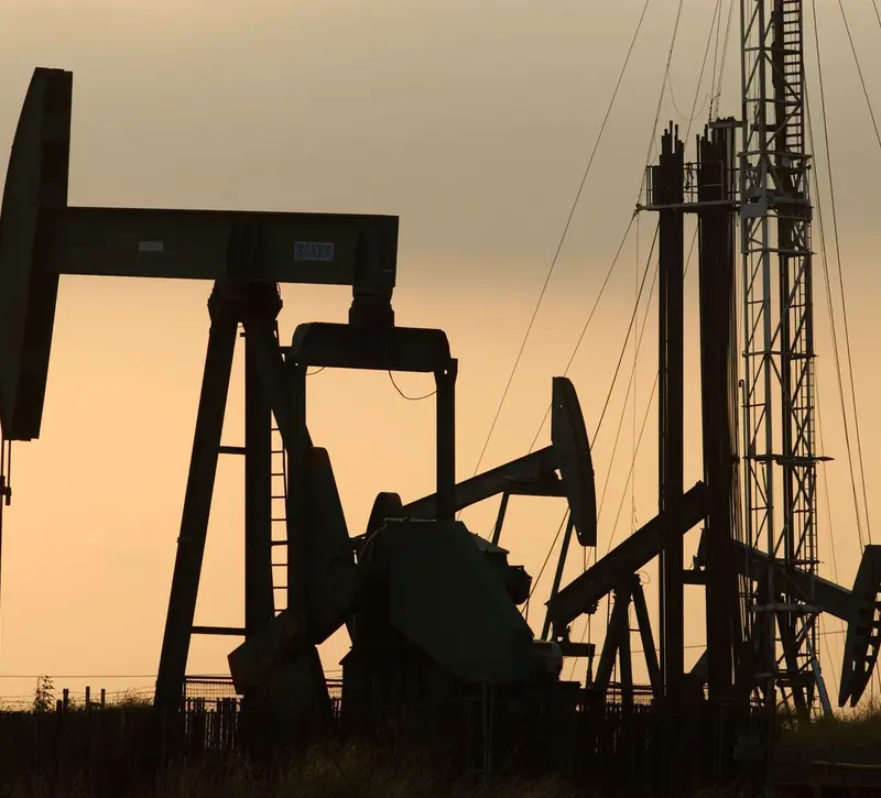 Πετρέλαιο: Συνεχίζει πτωτικά το Brent, κοντά στα 87 δολάρια με εβδομαδιαίες απώλειες άνω του 7%