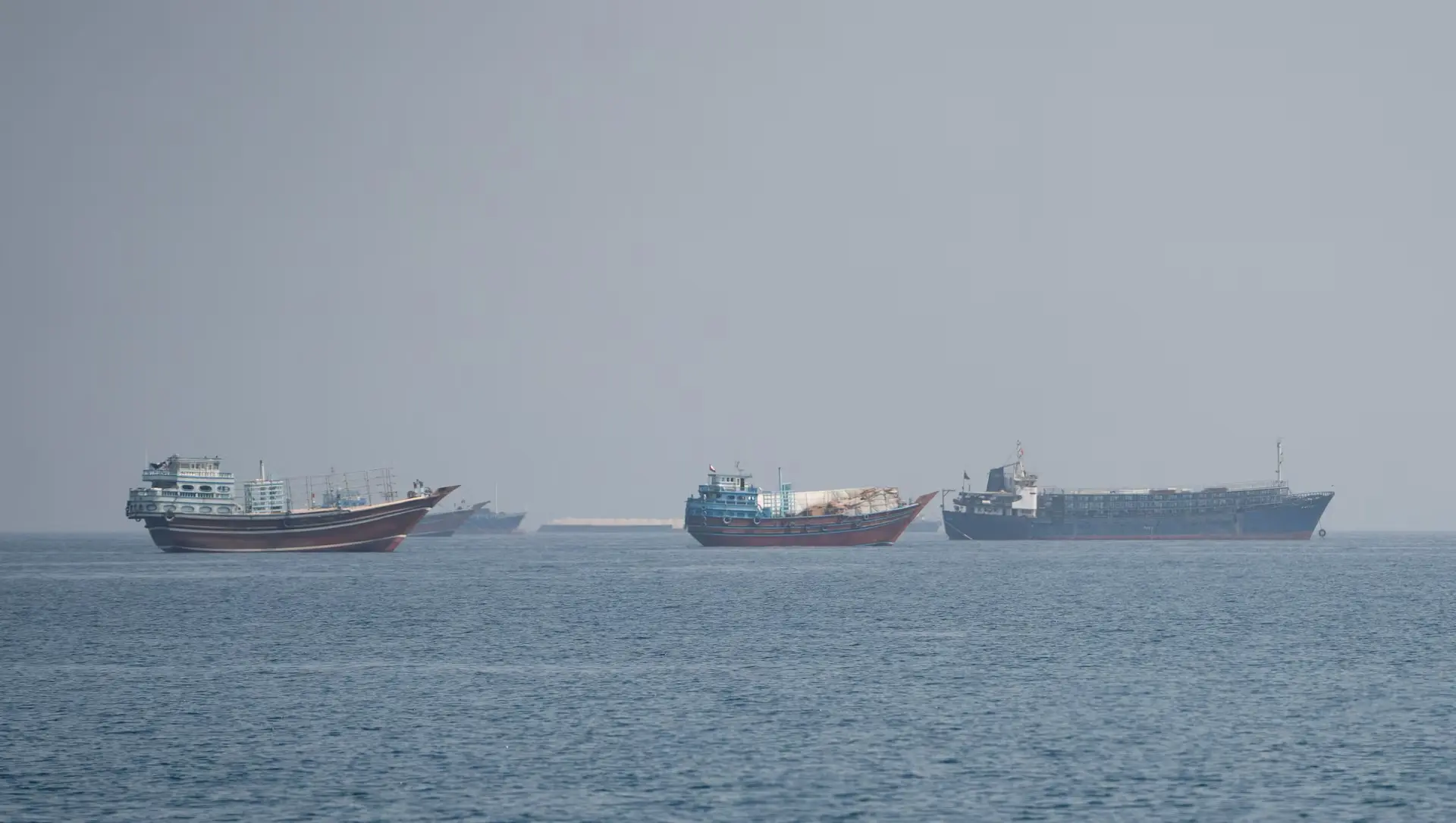 Reuters: Σχεδόν το 50% του παγκόσμιου πετρελαίου περνά από εμπόλεμες ζώνες