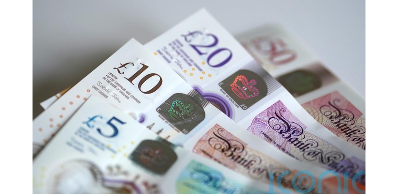 Στερλίνα: Στο χαμηλότερο επίπεδο διμήνου έναντι του δολαρίου εν μέσω πολιτικής αβεβαιότητας