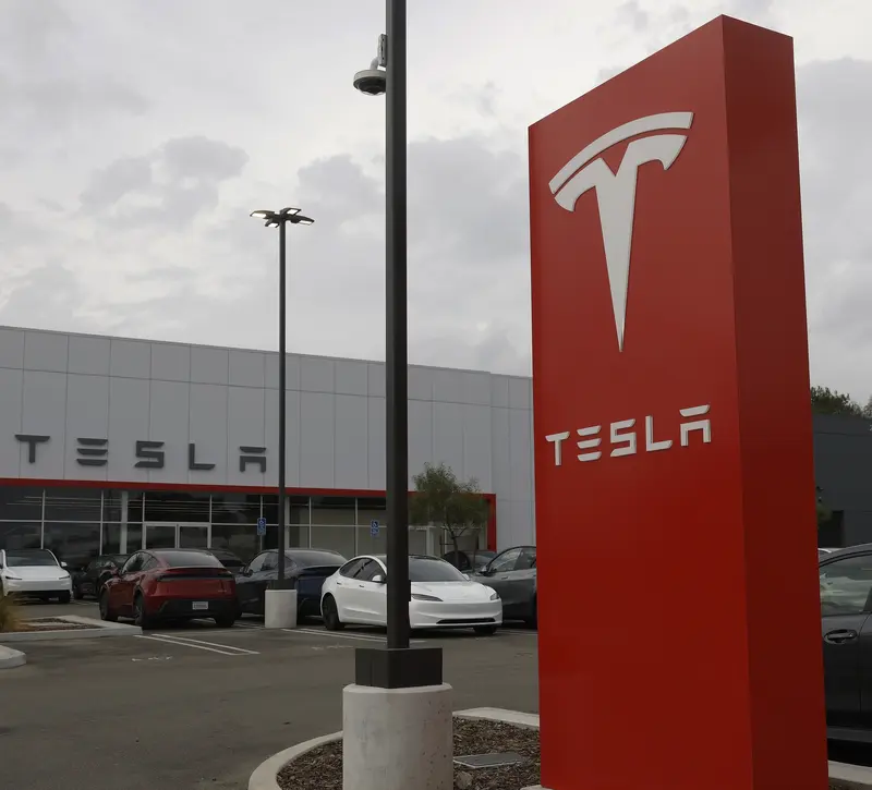 Tesla: Απογειώνονται οι φιλοδοξίες στην ΑΙ, οι αντίπαλοι τρέχουν να τη φτάσουν